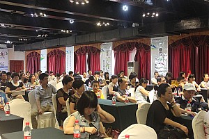 20�������{(l��n)���Ҽ���һ��(g��)С���������F(tu��n)��˾���ğo��֪�Ե��F(xi��n)�ڵ��㽭ʡ���c(di��n)��I(y��)���@Щ��ĳɾ����c�{(l��n)����˾�����_�I(l��ng)��(d��o)�������̵�һ·����Ƿֲ��_�ģ��ڼҼ��ИI(y��)˲Ϣ�f׃�Ľ�����һ��(g��)��I(y��)�ܷ�l(f��)չ�ķ�(w��n)��������(sh��)���������{(l��n)���Ҽ����ǿ������@һ�c(di��n)��������ͨ�^�˴�ӆ؛��(hu��)���{(l��n)���Ҽ����^�m(x��)����(w��n)������(qi��ng)���õ������L��İl(f��)չ��